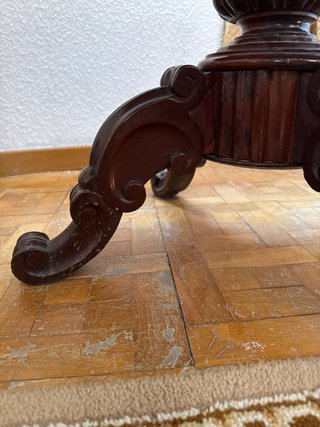 Mesita de madera estilo clásico