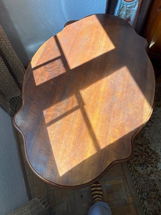Mesita de madera estilo clásico