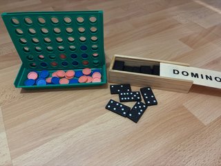 Juegos Cuatro en Raya y Domino