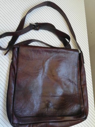 Bolso bandolera de piel vintage sin marca. 31X29cm