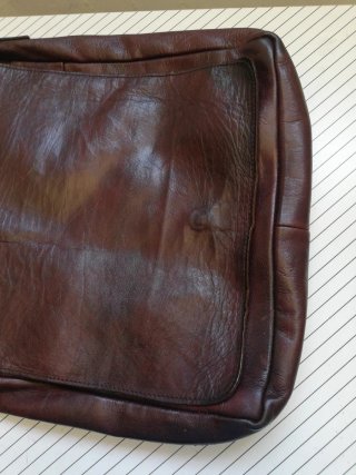 Bolso bandolera de piel vintage sin marca. 31X29cm