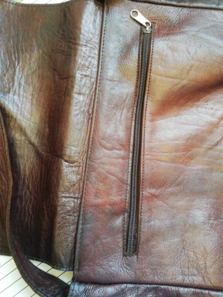 Bolso bandolera de piel vintage sin marca. 31X29cm