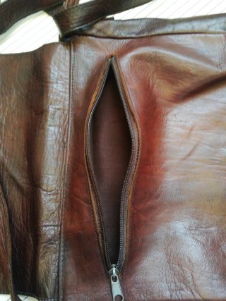 Bolso bandolera de piel vintage sin marca. 31X29cm