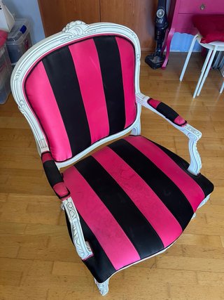 Butaca de madera con tapicería de rayas