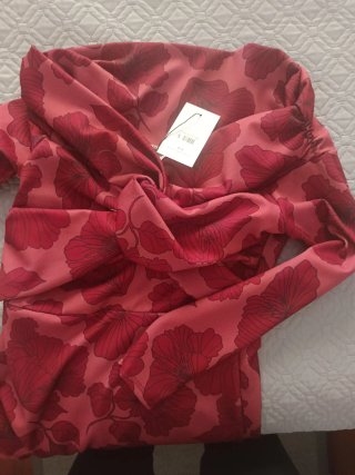 Vestido "Pura Vida" floral rosa y burdeos.