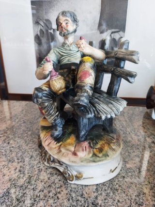 Scultura Capodimonte vintage uomo seduto