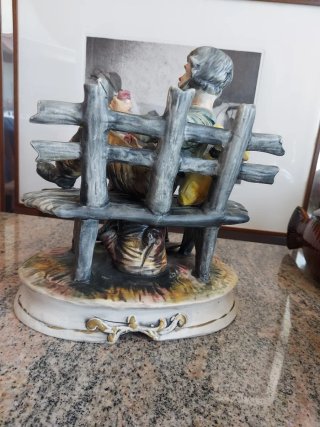 Scultura Capodimonte vintage uomo seduto