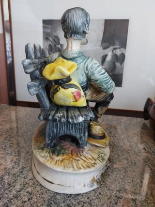 Scultura Capodimonte vintage uomo seduto