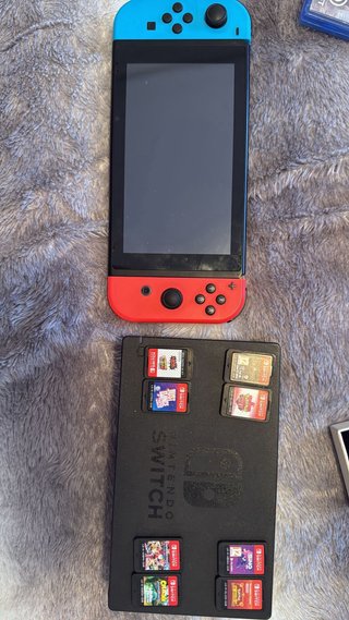 Nintendo Switch y PS4 Negra con Juegos