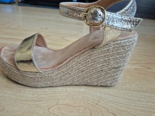 Sandalias doradas cuña esparto