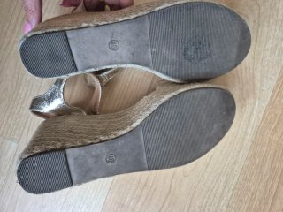Sandalias doradas cuña esparto