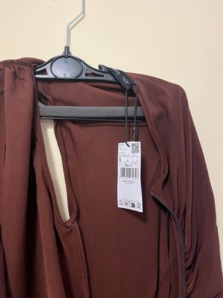 Vestido asimétrico fular marrón Mango