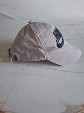 Gorra Nike Gris Logo Negro Bordado