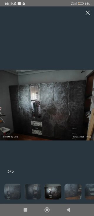 Armario de habitación con espejo