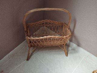 Cesta de mimbre con patas