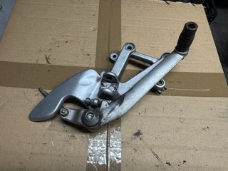 Estribera Derecha Aprilia RS50 Culo Avispa