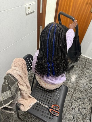 Trenzas de pelo con extensiones azules