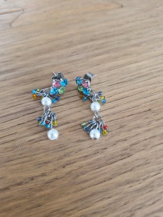 Orecchini pendenti con perle e strass