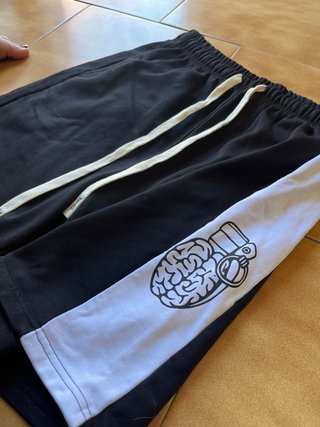 Pantaloneta Negra con Raya Blanca y Estampado