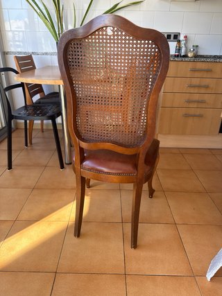 Silla antigua de madera y cuero