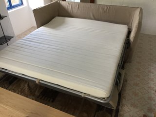 Sofá cama beige de tela con cojines