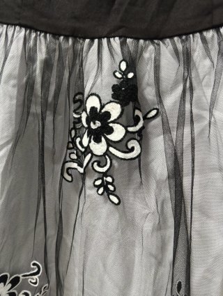 Vestido negro y gris con bordado floral