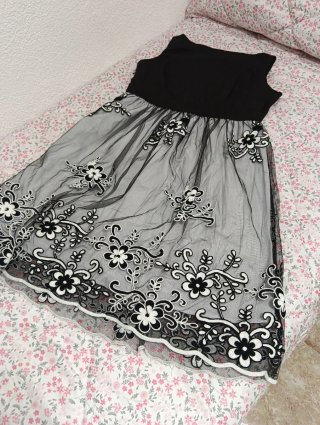 Vestido negro y gris con bordado floral