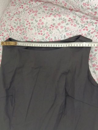 Vestido negro y gris con bordado floral