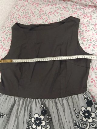 Vestido negro y gris con bordado floral
