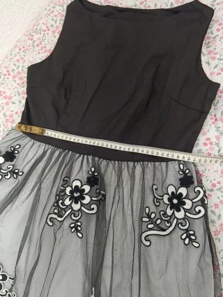 Vestido negro y gris con bordado floral