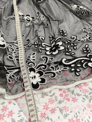 Vestido negro y gris con bordado floral