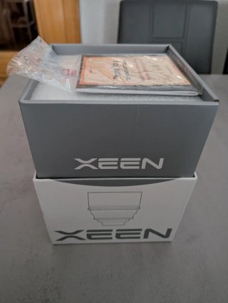 Caja Xeen 35mm T1.5 Canon EF.