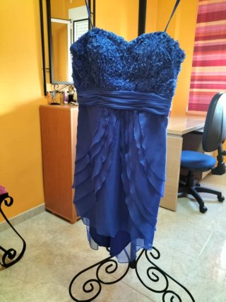 Vestido azul con flores y volantes
