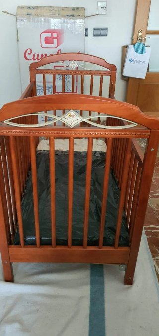 Cuna de bebé de madera