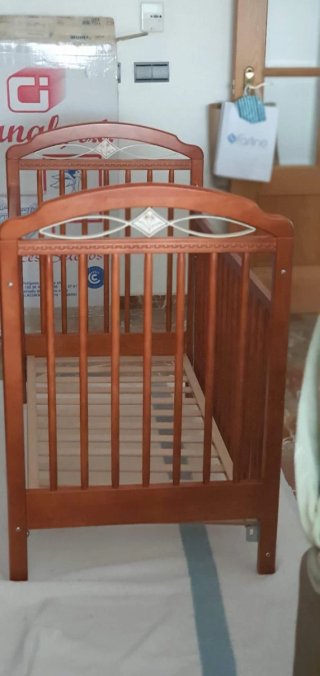 Cuna de bebé de madera