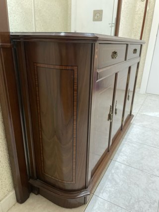 Aparador de madera con espejo, estilo provenzal.