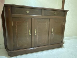 Aparador de madera con espejo, estilo provenzal.