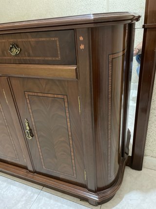 Aparador de madera con espejo, estilo provenzal.