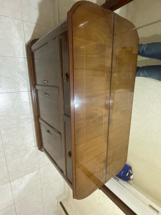Aparador de madera con espejo, estilo provenzal.
