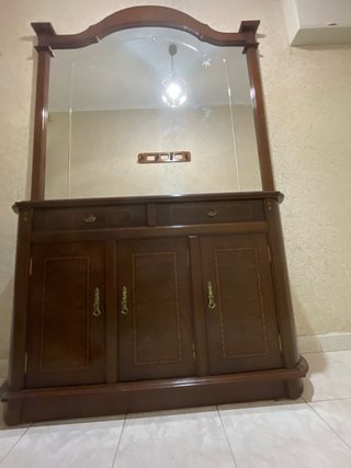 Aparador de madera con espejo, estilo provenzal.