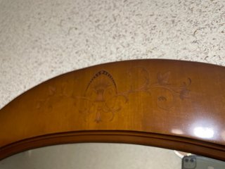 Aparador de madera con espejo, estilo provenzal.