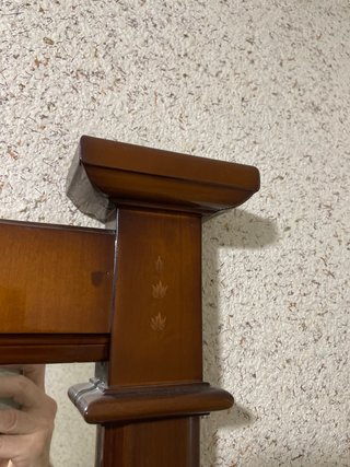 Aparador de madera con espejo, estilo provenzal.