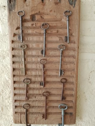 Tabla de lavar antigua con 11 llaves