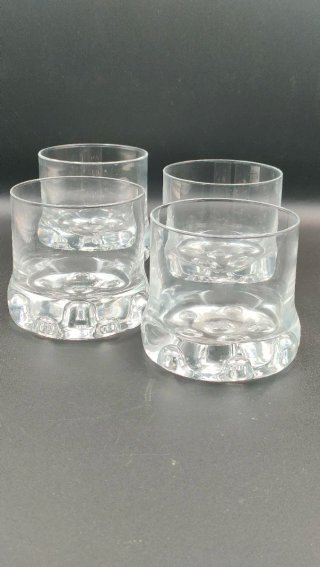 Set di bicchieri per liquore e cubo del ghiaccio