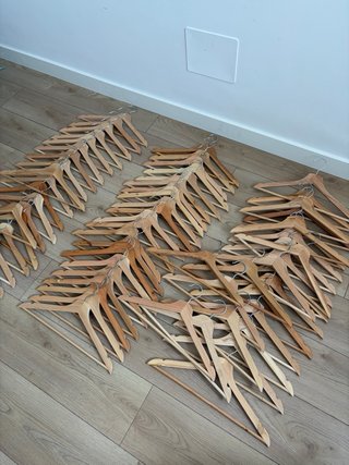 Lote de perchas de madera 0,25€/unidad