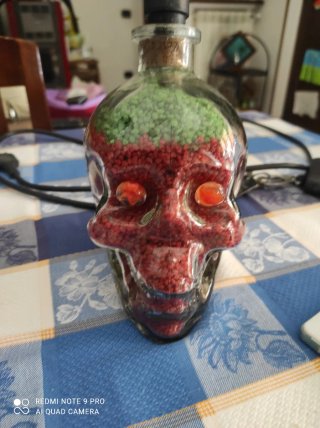 Lampada da tavolo forma di teschio