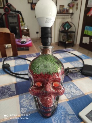 Lampada da tavolo forma di teschio