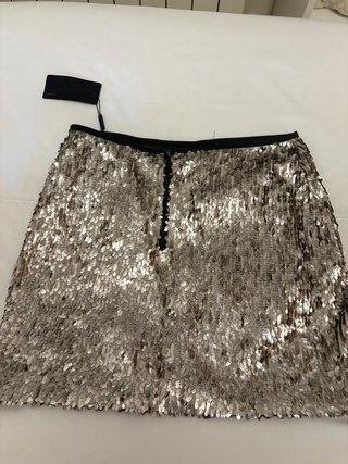 Falda corta lentejuelas de Zara