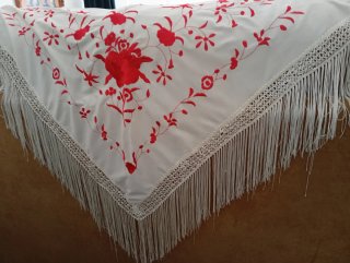 Mantón de Gitana Bordado Rojo y Blanco