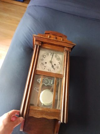 Reloj de pared antiguo de madera